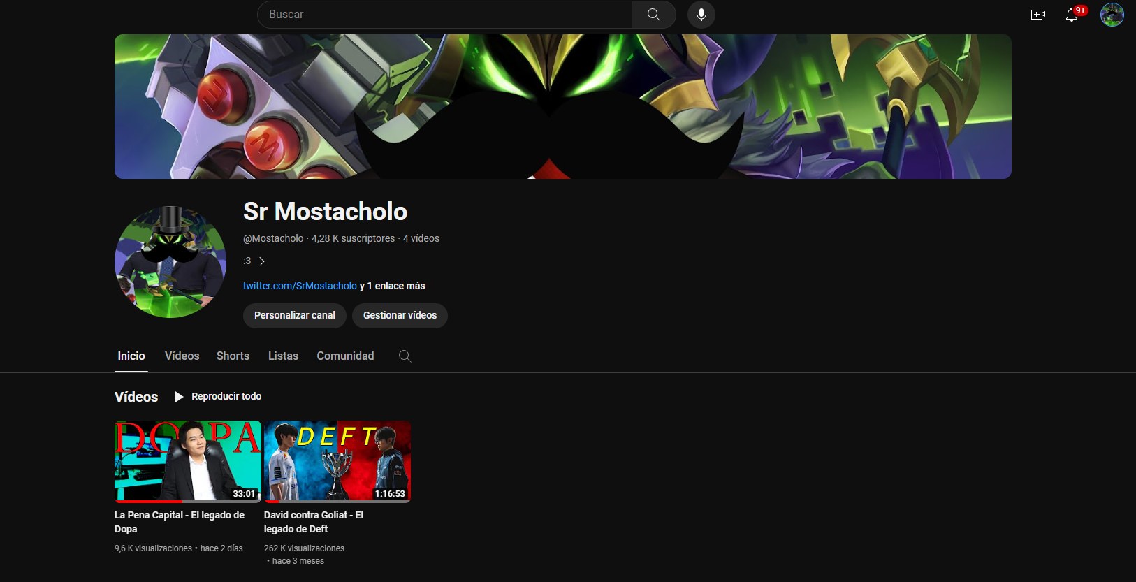 Screenshot einer Website mit schwarzem Hintergrund, das animierte Bilder und Text anzeigt, einschließlich des Satzes "Wie lade ich YouTube-Videos herunter", was auf einen YouTube-Videostreaming-Dienst hinweist.