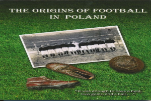 Ein Plakat mit der Aufschrift "Die Entstehung des Fussballs in Polen" zeigt eine Gruppe von Menschen auf einem Rasenfeld, einen Schuh und eine Münze.