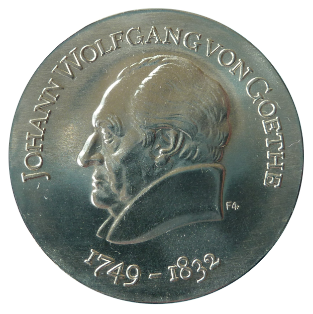 Silbermedaille mit einem Porträt von Johann Wolfgang von Goethe auf weißem Hintergrund.