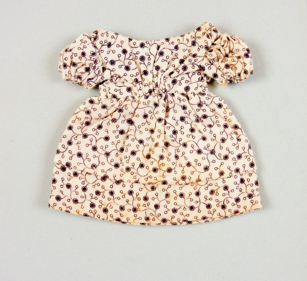 Weißes knielanges Sommerkleid mit kurzen Ärmeln, rundem Halsausschnitt und vollem Rock, das ein komplexes mehrfarbiges Muster auf einem leichten Stoff aufweist, auf einer weißen Oberfläche präsentiert.