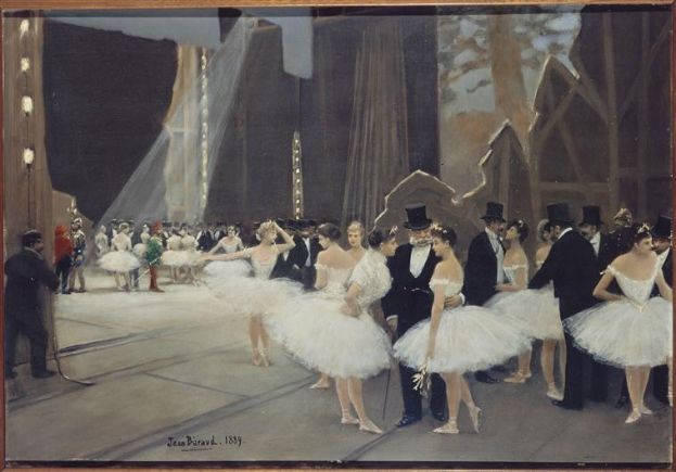 Ein Bild namens "Tanz an der Oper" von Jean Beraud aus dem Jahr 1889 zeigt eine Gruppe von Tänzern in weißen Tutus und Hüten auf einer Bühne, die von Lichtern beleuchtet wird und von einem Rahmen umgeben ist.