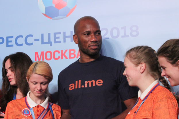 Gruppe von Menschen in Medaillen auf einer Bühne mit einem FIFA World Cup Russland Banner im Hintergrund mit einem Fußball.
