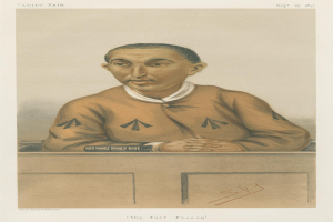 Ein Mann in einem weißen Hemd und dunklen Hosen sitzt an einem Tisch mit gefalteten Händen und zeigt einen ernsten Gesichtsausdruck, mit der Beschriftung "Die Rasenbetrug" unten.