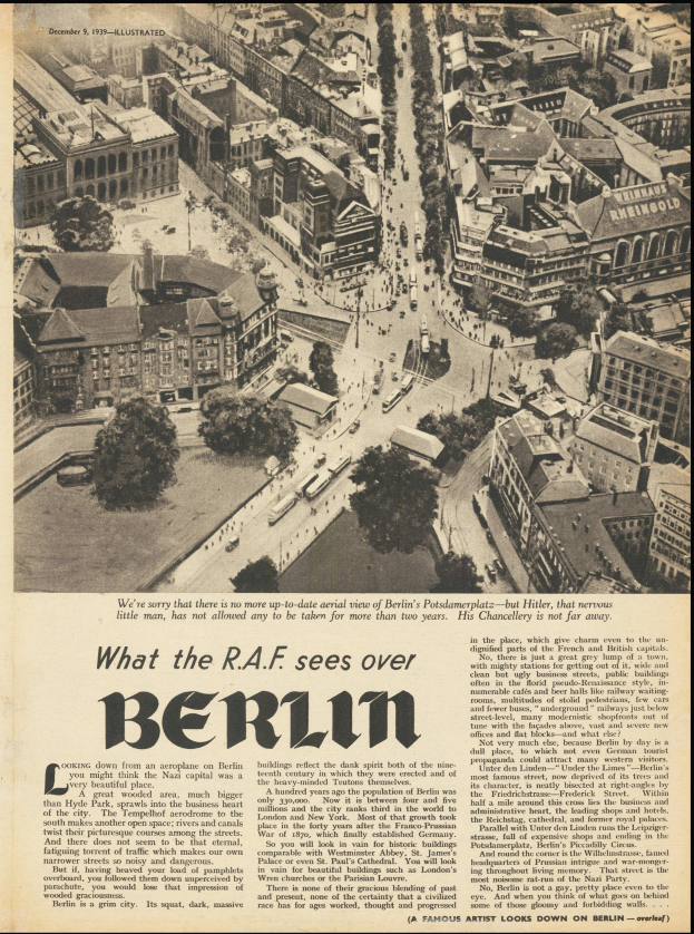 Schwarze und weiße Fotografie einer alten Zeitung mit einer Stadtansicht, die Gebäude, Bäume und Fahrzeuge sowie Text enthält.