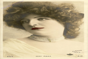 Ein altes Foto einer Frau in einem weißen Kleid und einer zarten Kette, mit einem sanften Ausdruck und einem klassischen Hairstyle, mit einem Wasserzeichen.