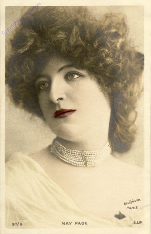 Ein altes Foto einer Frau in einem weißen Kleid und einer zarten Kette, mit einem sanften Ausdruck und einem klassischen Hairstyle, mit einem Wasserzeichen.