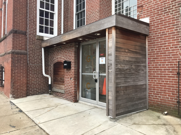 Ziegelgebäude mit einer Glastür und Fenstern, Rohren und einem Schild, das eine Renovierung des Chicagoer Feuerwehrautos anzeigt.